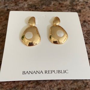 Banana Republic Gold/Pearl Earrings